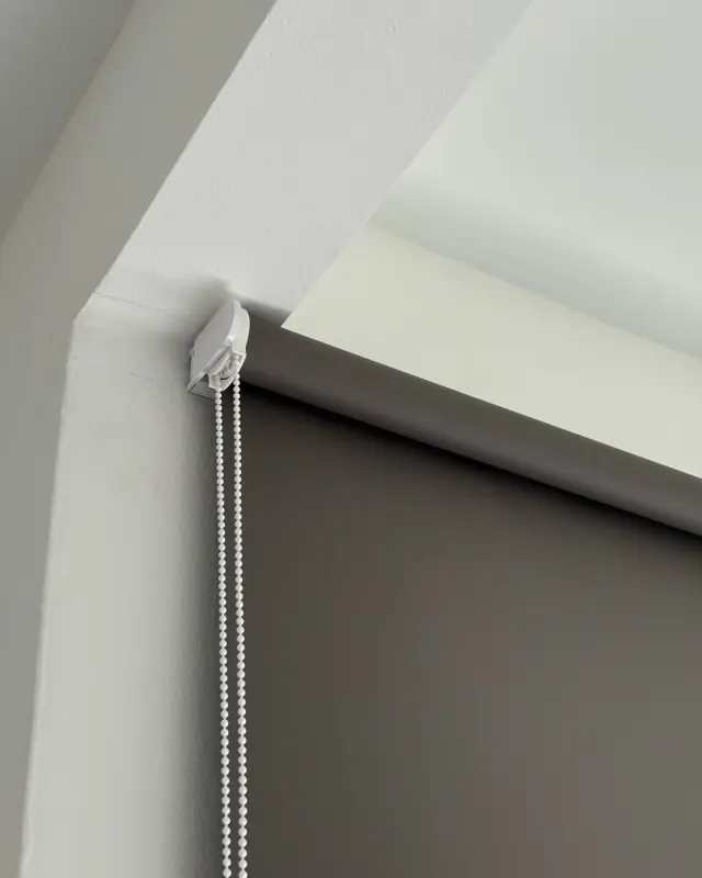 Blackout roller blind with chain control