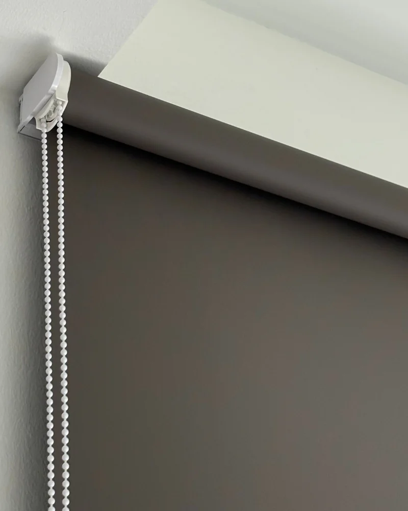 Blackout roller blind with chain control